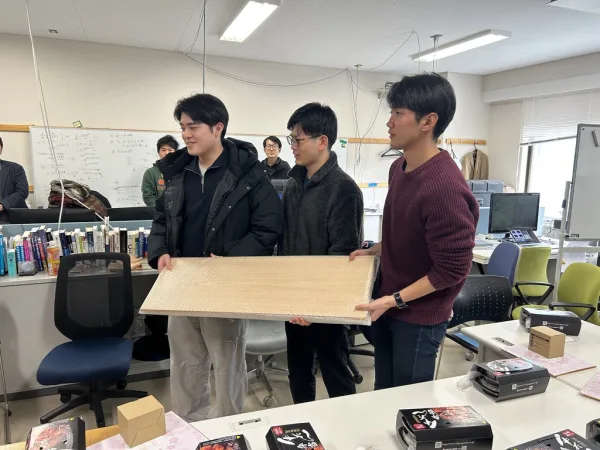 3人からは波寿司の新たな看板をいただきました！来年度からはこの看板に電磁気学生の名前を刻んでいきます